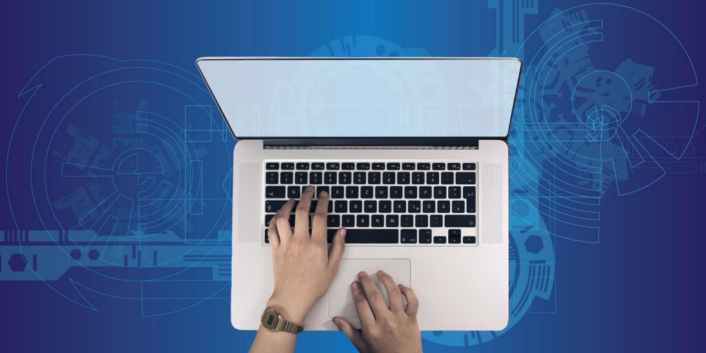 une personne qui tape sur son ordinateur